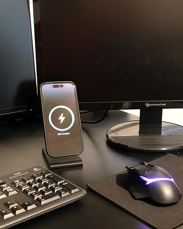 iPhone lädt auf dem HPER, auf einem Schreibtisch