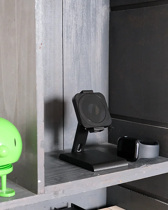 HPER in einem Regal mit einer Apple Watch