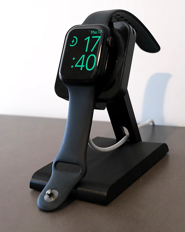 Apple Watch lädt auf dem HPER, auf einem Nachttisch